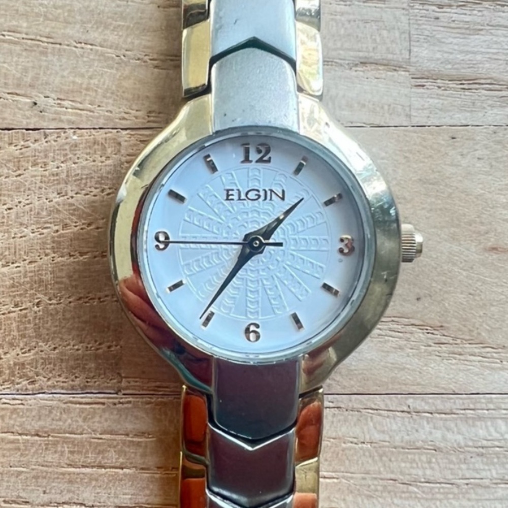 Elgin ladies two tone dress watch NEW BATTERY